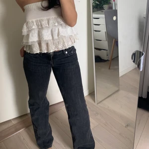lågmidjade bootcut jeans  - Jätte fina svart/gråa lowwaist jeans strlk s