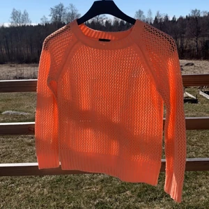 Stickad tröja - Neon orange stickad tröja från Kappahl i storlek 146/152 