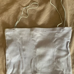 Två stycken linnen - Två fina sparsamt använda linnen. Blåa är ifrån zara och beiga pull and bear. 50 kr/styck eller 90 kr för båda! Köparen står för frakt 💕