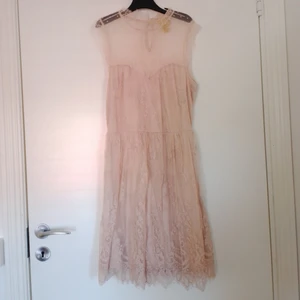 Rosa klänning från HM stl. 36 - Otroligt söt och fin rosa klänning från H&M. Själva klänningen har ett blommigt mönster men mesh tyget högst upp är för det mesta prickigt men även blommigt. Är bara använd några få gånger. 