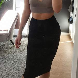 Längre svart kjol från H&M. Ej använd. Storlek xs. 