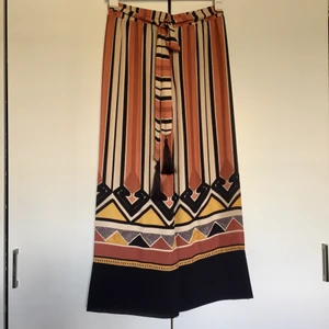 Sommar byxor - Sommar byxor i fina färger 🖤🧡 Använt två gånger🐥