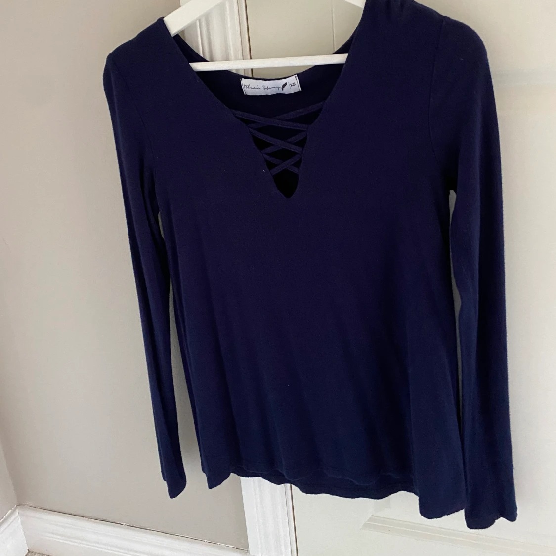 Marinblå, stretchig tröja med detaljer