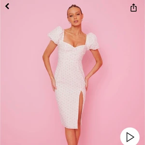 Klänning - Säljer denna klänningen från biancas senaste kollektion med Nelly. Prislapp kvar, endast testad! Nypris 899kr