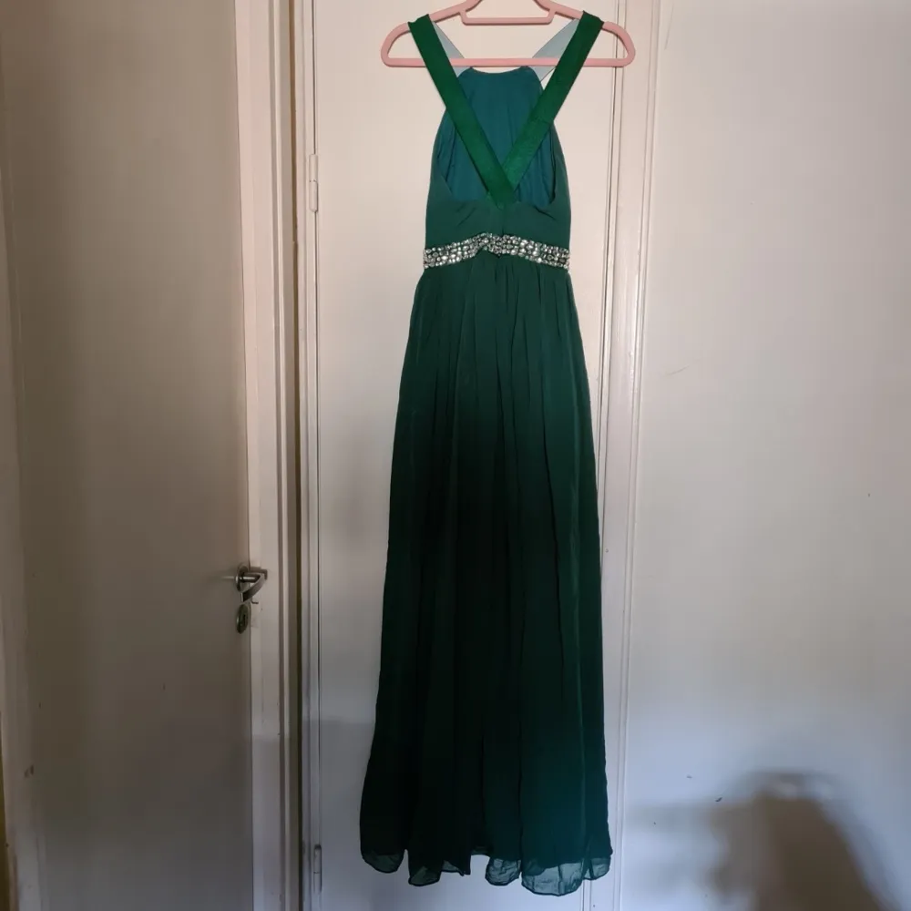 Grön superfin balklänning från bubbleroom. Den är kortad på längden så passar en person som är 160 med ca 10 cm klackar eller någon som är 170 utan klackar. Inga defekter . Klänningar.