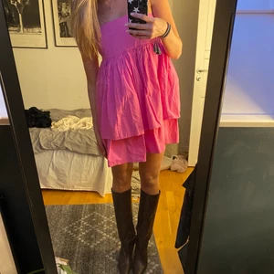 Rosa klänning - Säljer världens finaste klänning! Säljer för att jag har en likadan i svart redan. Såå fin och endast använd en gång! Skriv privat om du är intresserad!