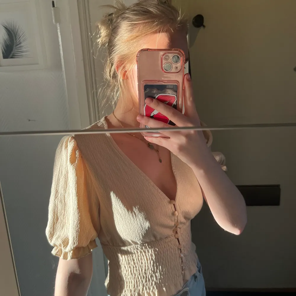 En beige monki blus med så fina detaljer. Aldrig använd. . Blusar.