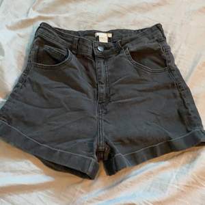 Svarta jeans short från H&M, använda några gånger men fortfarande fina. I storlek 38 men passar mig som är en M/L i byxor! 