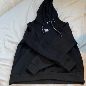 Svart hoodie med lite tryck  - Svart hoodie med lite små trycke både fram och bak. Endast testad! Behöver man bilder på så är det bara att skriva. 