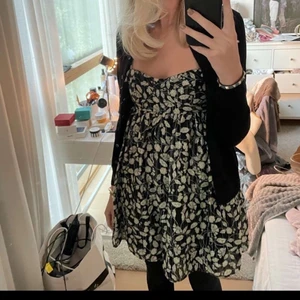 Kort mönstrad klänning ✨ - Zara klänning med svarta och guldiga detaljer med smala axelband som köptes förra sommaren 🙌🏽💕 Väldigt fin och aldrig använd. Klänningen har ”shorts ” i men ser ut som en klänning 