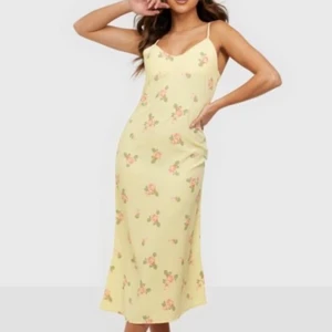 Klänning  - Så fin blommig sommarklänning med justerbara axelband. Säljer då den inte kommit till användning. Prislapp kvar 