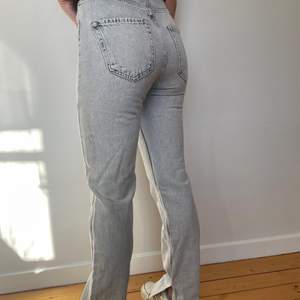 Snygga ljusgrå jeans med slits från stradivarius 🤍