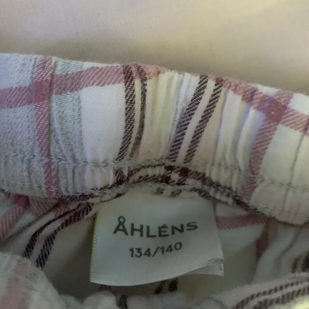 Säljer dessa pyjamas byxor från Åhléns, storlek 134/140, använda när jag var yngre och säljer för att dem är för korta i benen🥲❤️ gratis frakt !. Jeans & Byxor.