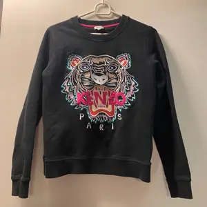 Säljer min kenzo sweatshirt då den inte kommer till användning längre. Storlek M.. skulle säga att den är mer som en S. Fint skick 