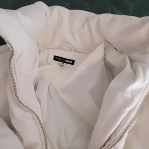 Fashion nova - Kort jacka vit storlek xs
