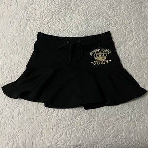 Juicy Couture Kjol - Juicy Couture minikjol som jag köpte från plick för ett tag sedan för 511 kr men aldrig kunde använda den eftersom den helt enkelt inte smickrar min kropp 😅 Från 2000-talet! Storlek M men bör passa ett S också 😊 meddela mig om du vill diskutera priset 💗