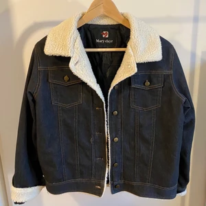 Jeansjacka med fluff  - Säljer min snygga mörkblå jeansjacka med pälsdetaljer från Mary Clayr, köpt vintage i Paris💙 Perfekt vårjacka! Passar bäst en S-M. Originalpris 45 euro. I bra skick. Frakt inte inkluderarat i priset. 