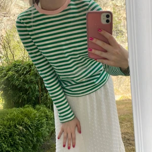 randig pullover💚🤍💚🤍💚 - långärmad tröja från Pull&Bear. Köpt på sellpy strl 36💚💚