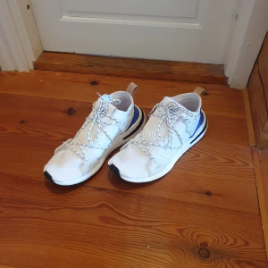 Adidas skor storlek 41-42 - Skor i nyskick endast testade inomhus storlek 41-42/US 9.5. Tänker mig typ 150kr + frakt, men kan diskuteras :)