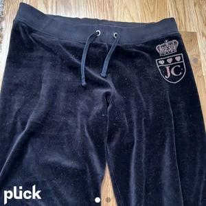 Juicy byxor - Lägger upp igen eftersom den som vann budet inte svarade. Svarta juicy byxor i gammal modell. 