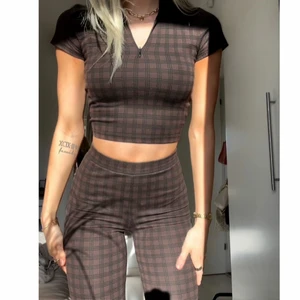 Set - Brunt set från Nelly som är helt nytt med lappar på. Färgen är mörkbrun, mest rättvis färg är på bild 2. Byxorna har slits på sidan. Jag är 170 för jämförelse. Skriv om du vill köpa separat. Kan mötas upp i Jönköping annars tillkommer fraktkostnad🤍