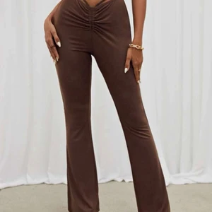 Byxor  - Bruna byxor som passar jättefint till sommaren. Jag råkade beställa 2 och jag orkade inte skicka tbx det. Byxorna är ganska långa för mig som är 170cm, så akta dig för vatten. Passar med nästan vad som helst :) Är i väldigt bra skick, inte använt och köptes för 1 vecka sen. För att detta plagg är över 50 då står köparen för frakten , men om du köper en till plagg blir frakten 30kr billigare. Om du köper 3 plagg blir det gratis frakt.