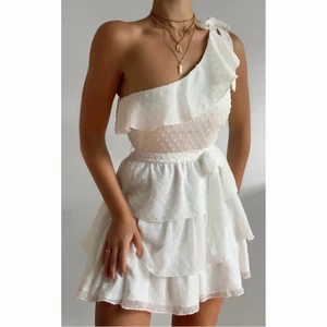 Vit studentklänning - En superfin studentklänning jag verkligen ville ha, köpte den här på blick men var tyvärr för liten. Den är i storlek M men skulle nog säga närme S. Dock är den ju lite ändringsbar då du knyter vid axeln. Hon jag köpte den av had använt på sin student och jag har endast testat, har inte hittat några deffekter alls från förra ägarn. Kostade 1100 ny, jag köpte för 750 och säljer för detsamma.