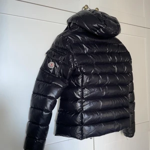 Moncler Jacka Bady (size 2) - Jättebra skick. Storlek: 2 (motsvarar en S/M). Äkthetskod finns på jackan. 