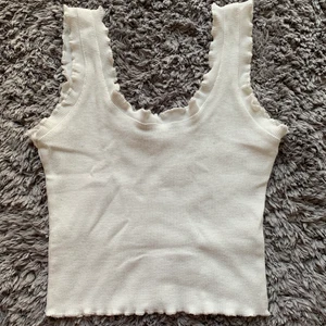 Gulligt Shein linne - Buda eller köp direkt för 90 kr+ frakt. Säljer detta sjukt gulliga linne från Shein med volang detaljer längst sidorna, bra skick och är strl S men passar även xs. Skriv om du har frågor eller vill ha fler bilder!!❤️‍🩹