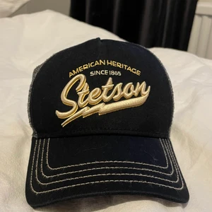 stenson keps - Svart Stetson keps🧢 Knappt använd köpt 2021. Inga skador eller märken på den. 