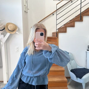 NA-KD blus  - En blå blus i ett tunt material som endast är använt 1 gång. Som ny! 