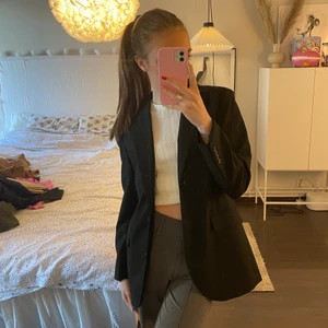 Kavaj/blazer - Svart kavaj från monki. Använd ett fåtal gånger, superfint skick! 💖