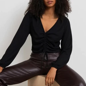 Topp - Topp från Gina Tricot i strl S. Använd ett fåtal gånger. Ord pris 280kr mitt pris 100kr + frakt (66kr)   Fraktar endast och köparen står för frakten  Frågor eller funderingar? Skicka ett meddelande!🤍 