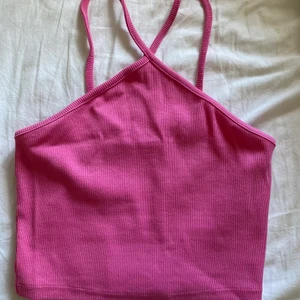 🌸trendigt sommarlinne - Ett superfint trendigt linne!! Använt linnet fåtal gånger, ser helt oanvänt ut. Kan tänka mig 80 kr då de är väldigt populära, budgivning vid fler intressen. Linnet sitter som S/Xs💕