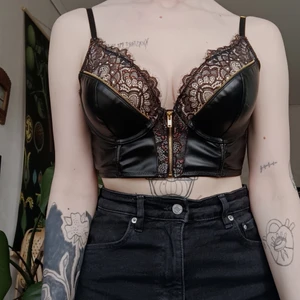 Korsett/BH - Gråter! Favorit korsetten behöver ett nytt hem - passar inte mig längre. Kupan är C - känns mer som D. 