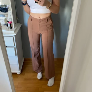 Venderby's kostymbyxor stl S - Säljer dessa skitsnygga kostymbyxor från Venderby's då de inte kommer till användning. De är lite korta för mig som är 176 cm lång! Nyskick då de knappt är använda. Köpare står för fraktavgift. Kontakta mig för mer information!❤️❤️❤️ 