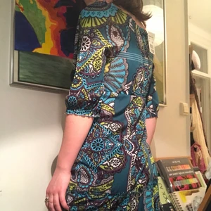 supersöt klänning - mönstrad. visad på en s. supersöt och stretchig