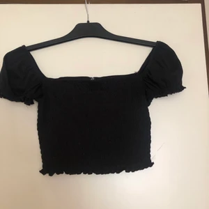 Offshoulder topp - Super fin offshoulder topp från HM. Använd en gång så är i bra skick och sitter väldigt snyggt på kroppen i härligt material. Storlek M
