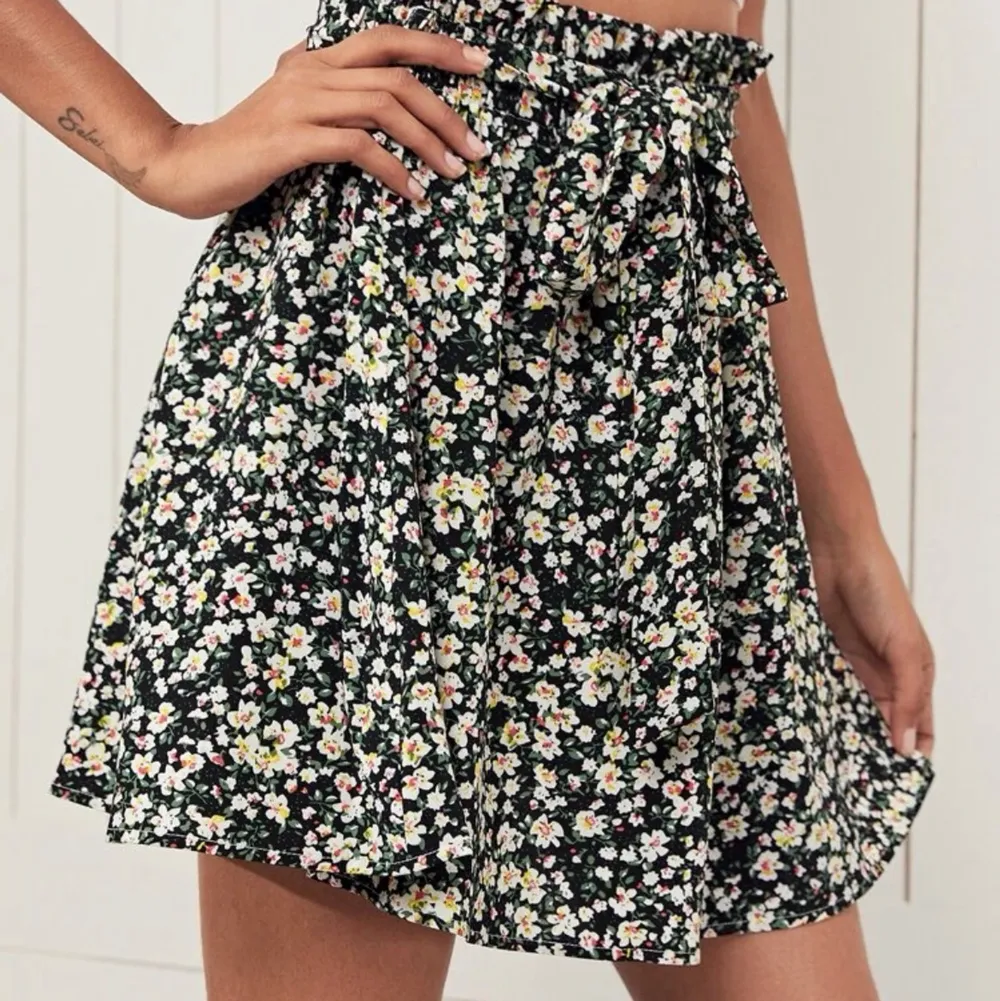 Blommig kjol från Shein🌼 Aldrig använd. Strl S. Fin till sommaren! Bra kvalitet för att vara Shein🧡 finns ett tillhörande ”skärp” till. . Kjolar.