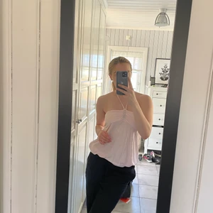 Rosa topp - Säljer denna asfina topp köpt secondhand. Den är i stl M men passar även S och man knyter den i nacken så storleken gå att justera lite. Jag skulle säga att den är i nyskick och  har inga slitningar. 