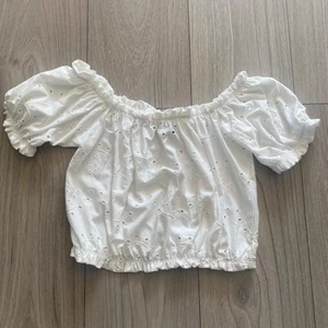 Vit off shoulder sommar topp - Säljer denna vita toppen med prislapp kvar från Gina tricot i storlek S men passar också Xs-S. Den är endast testad och är helt i nyskick. De går både att ha den off-shoulder eller med ärmarna. Denna produkt säljs inte längre i butik. Köpte den för 99 kr men säljs endast för 40 kr. Köparen står för frakt eller kan mötas upp i Malmö. Skriv för mer information eller bilder😊