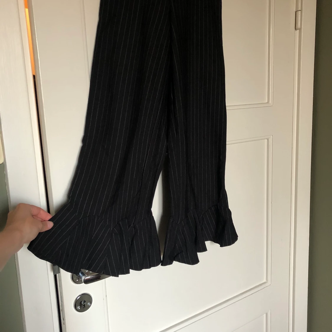 Utsvängda kostymbyxor med volang - 90