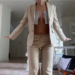 Blazer och kostymbyxor - Superfint set från Mango! Köpt på plick, förra ägarens bilder🤍 Skriv vid frågor eller egna bilder! Pris är diskuterbart😊