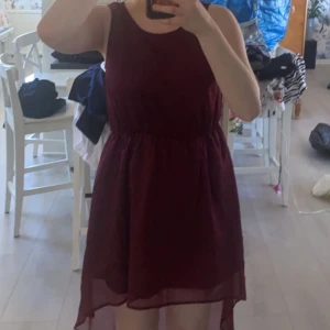 Klänning från Vero Moda, storlek S - Säljer denna klänning från Vero Moda då jag inte gillar den alls. Sitter jätte fint på men inte riktigt min stil. Super fin klänning. Säljer för 80kr, köparen står för frakten, kan även mötas upp i Uddevalla och Munkedal.💖