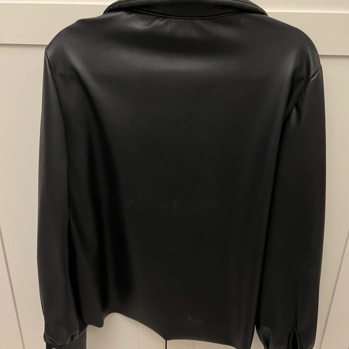 Svart skinnskjorta  - 91