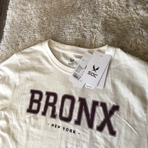 BRONX t-shirt  - Sport t-shirt jag endast provat. Prislappen sitter fortfarande kvar och original pris är 130kr, dock säljer jag för 80kr. 🌸