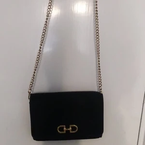 Svart guld handväska  - Inte störig bekväm vid o ha på sig bra storlek!