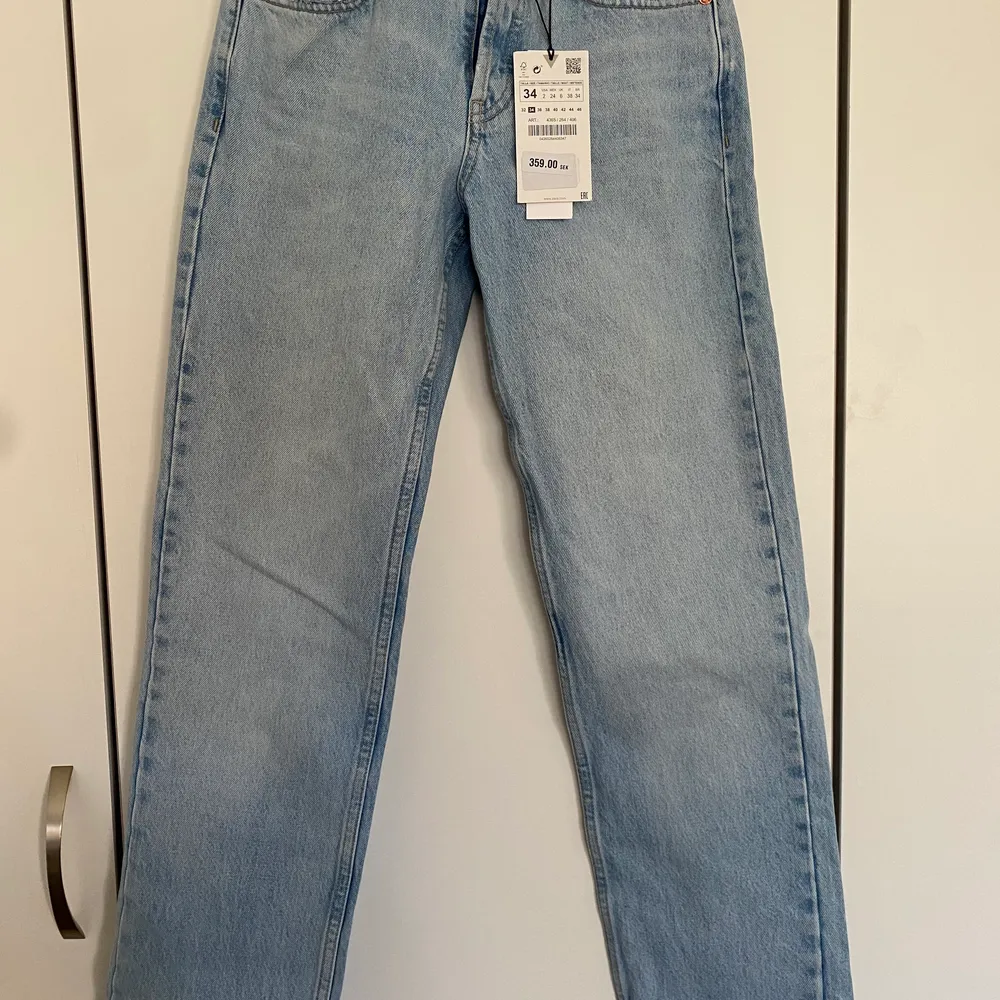 Ett par ljusblåa jeans ifrån Zara i storlek 34. Aldrig använda. Säljer för att dom är för små. . Jeans & Byxor.