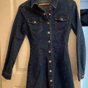 Jeansklänning  - Jeansklänning från missguided i storlek 34. Nyskick.