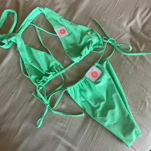 Säljer denna bikini som såklart är oanvänd, lapparna kvar. Jättesnygg modell men gillar inte färgen:)) True to size. 💜